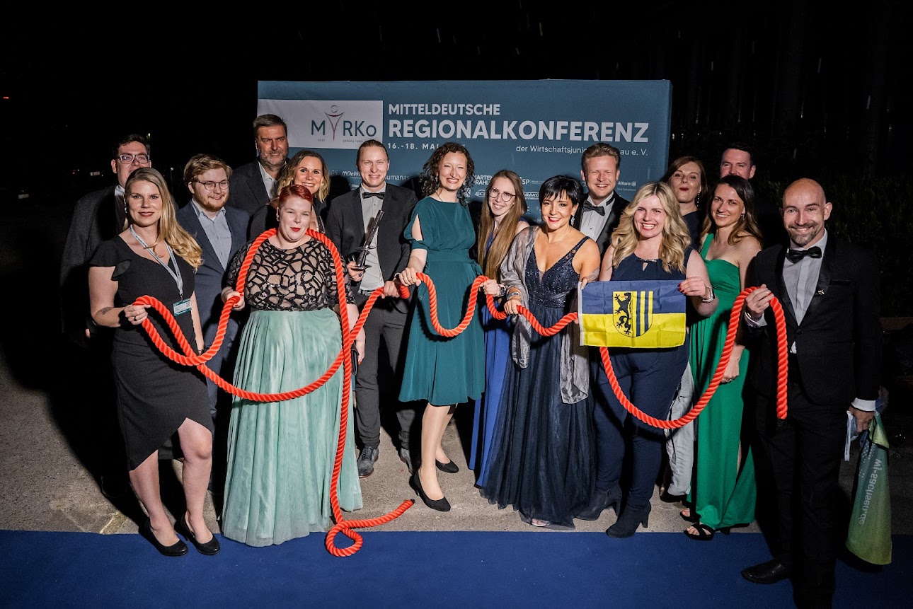 WJ Leipzig bei der MiRKo in Dessau Die Mitglieder von WJ Leipzig präsentieren sich in einem Gruppenfoto auf der MiRKo in Dessau in Gala-Kleidung. Alle sind über ein rotes Seil miteinander verbunden.